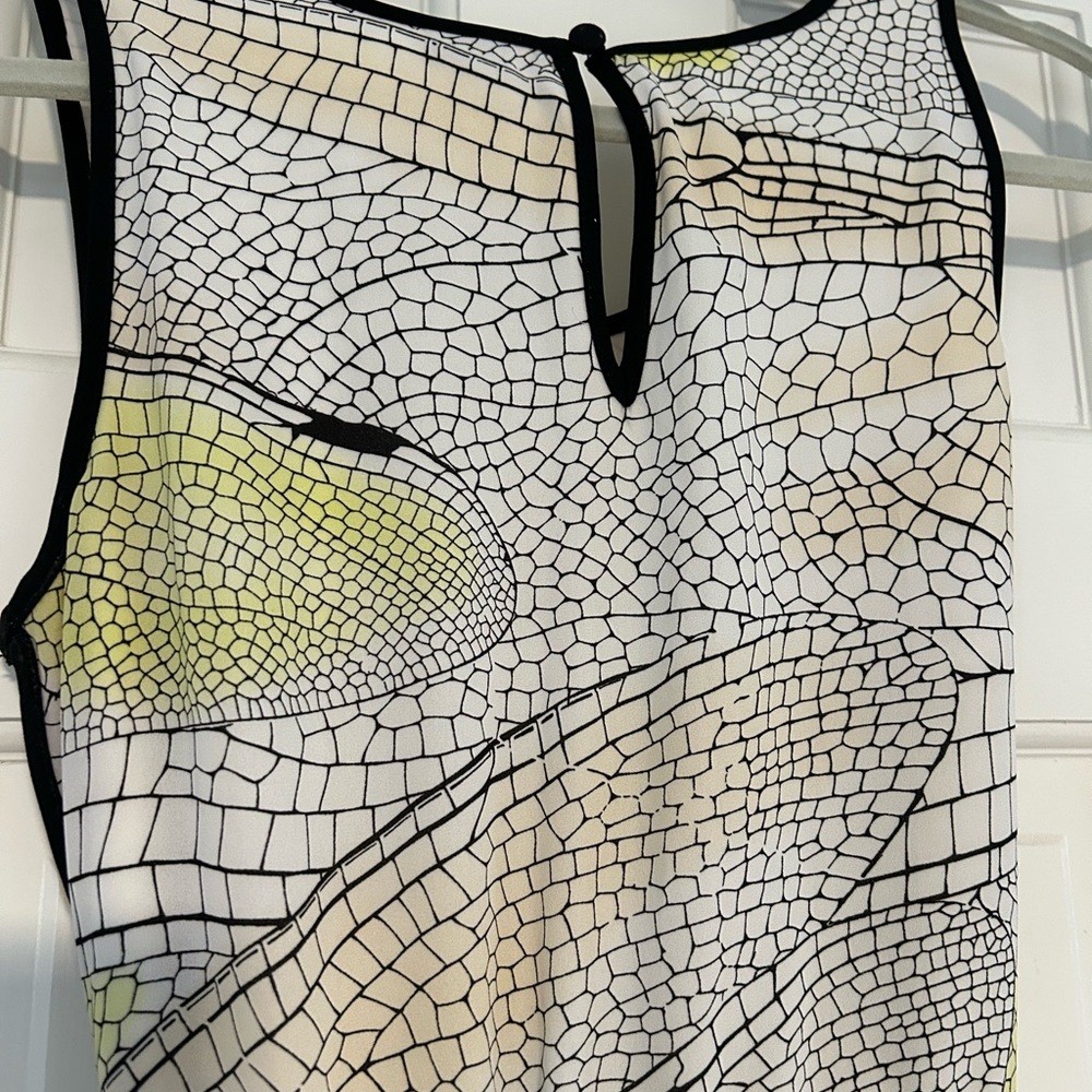 Chic High-Low Dress with Geometric Pattern - Picture 4 of 5